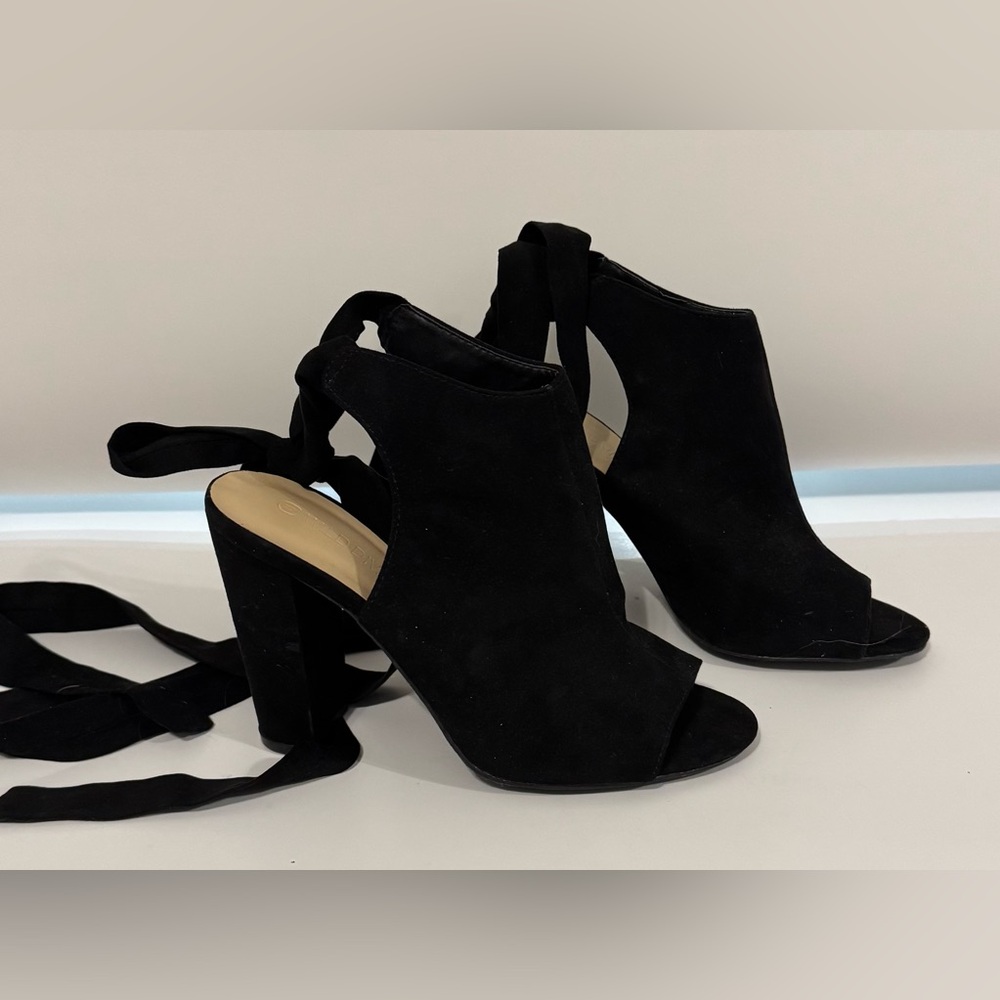 Wild Diva Lounge women’s tie up chunky heels.